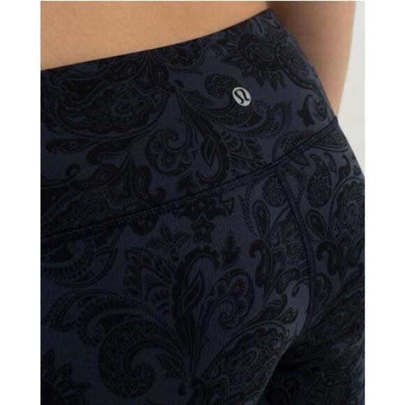 lululemon athletica Pants - Lululemon Wunder Under Crop 18" Paisley Inkwell / Black - Size 6 - EUC